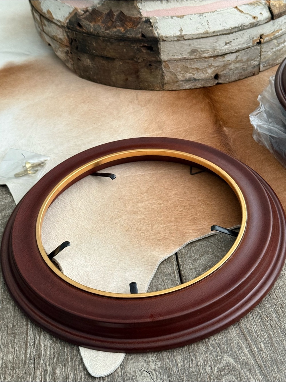 Vintage NWT Van Hygan & Smythe Decorative Round Wall Plate Frame with Gold Trim